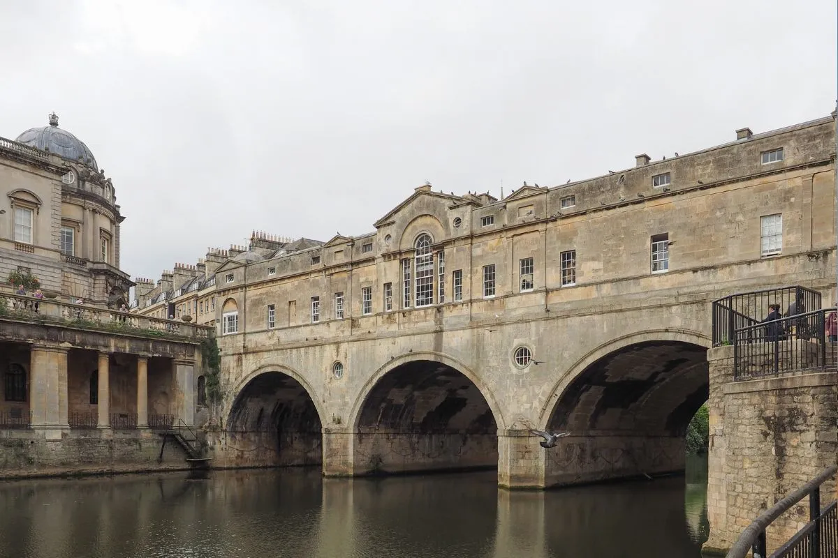 Die Pulteney Bridge in Bath mit Läden auf beiden Seiten über dem Fluss Avon