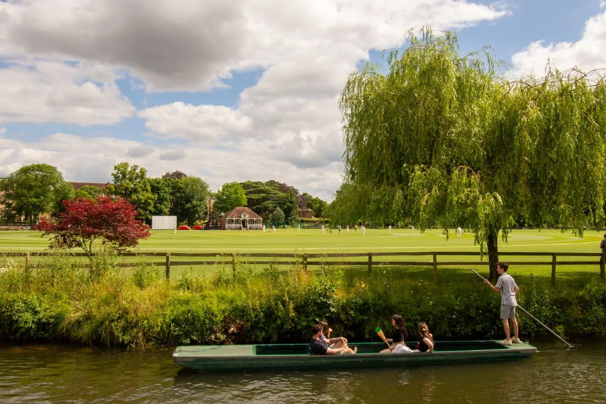 Stocherkähne auf dem Fluss Cam vor den Colleges von Cambridge