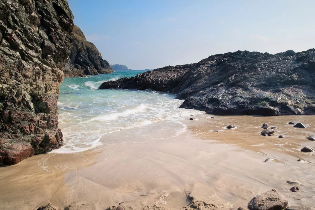 Der Strand von Kynance Cove in Cornwall mit türkisfarbenem Wasser