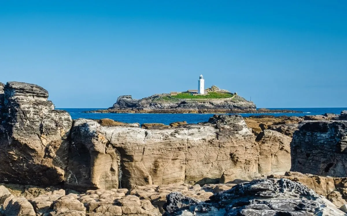 Der Leuchtturm Godrevy vor der Küste bei St Ives in Cornwall