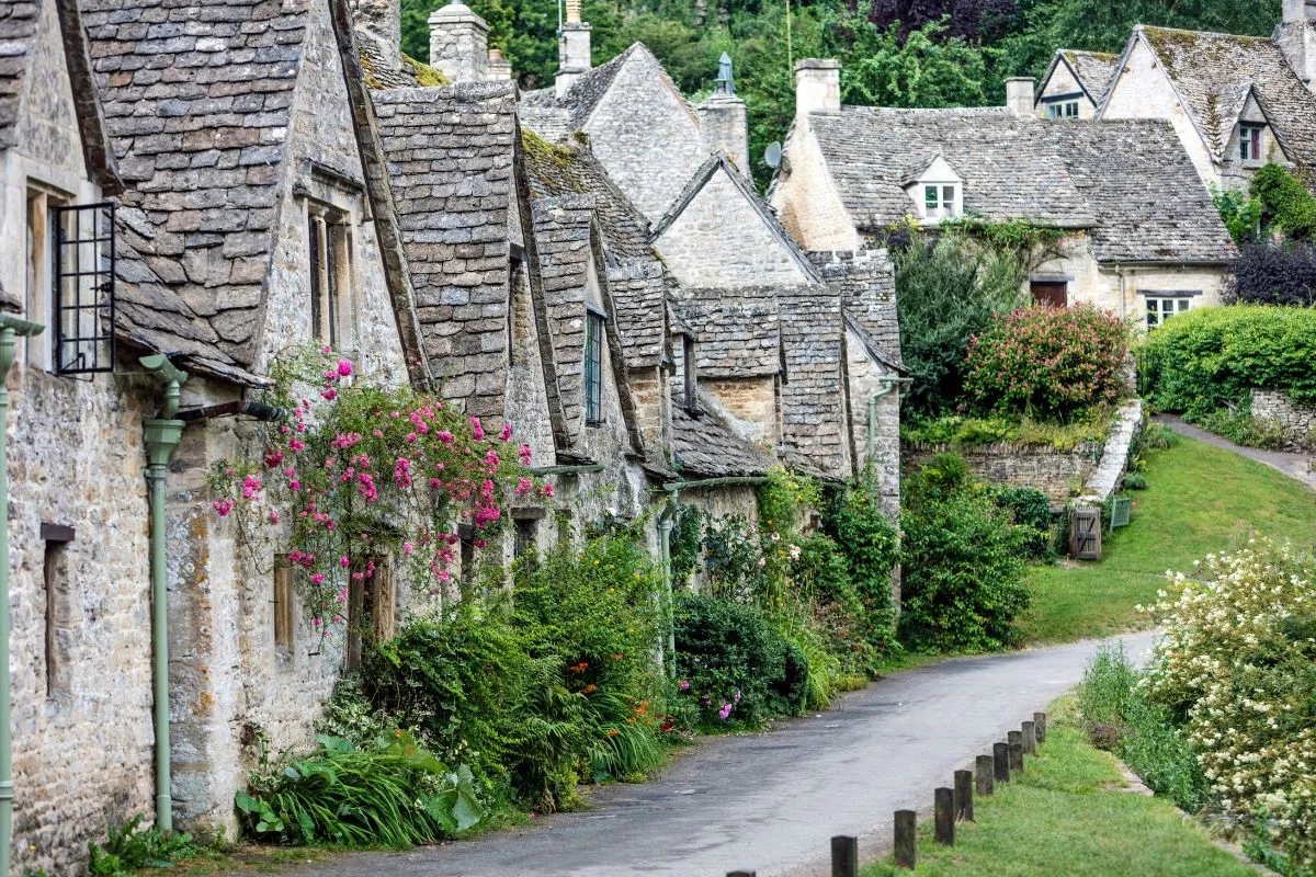Cottages aus honigfarbenem Kalkstein in Bibury in den Cotswolds