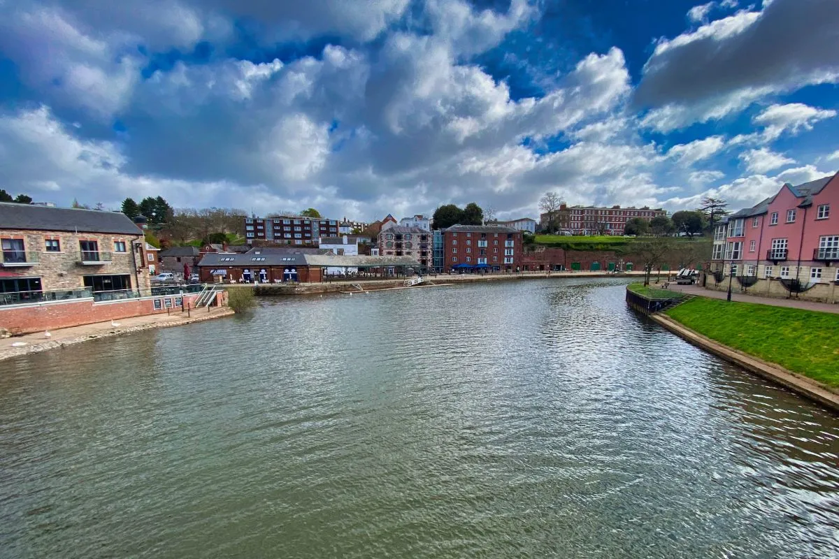 Der alte Hafen am Exe in Exeter mit seinen Lagerhäusern