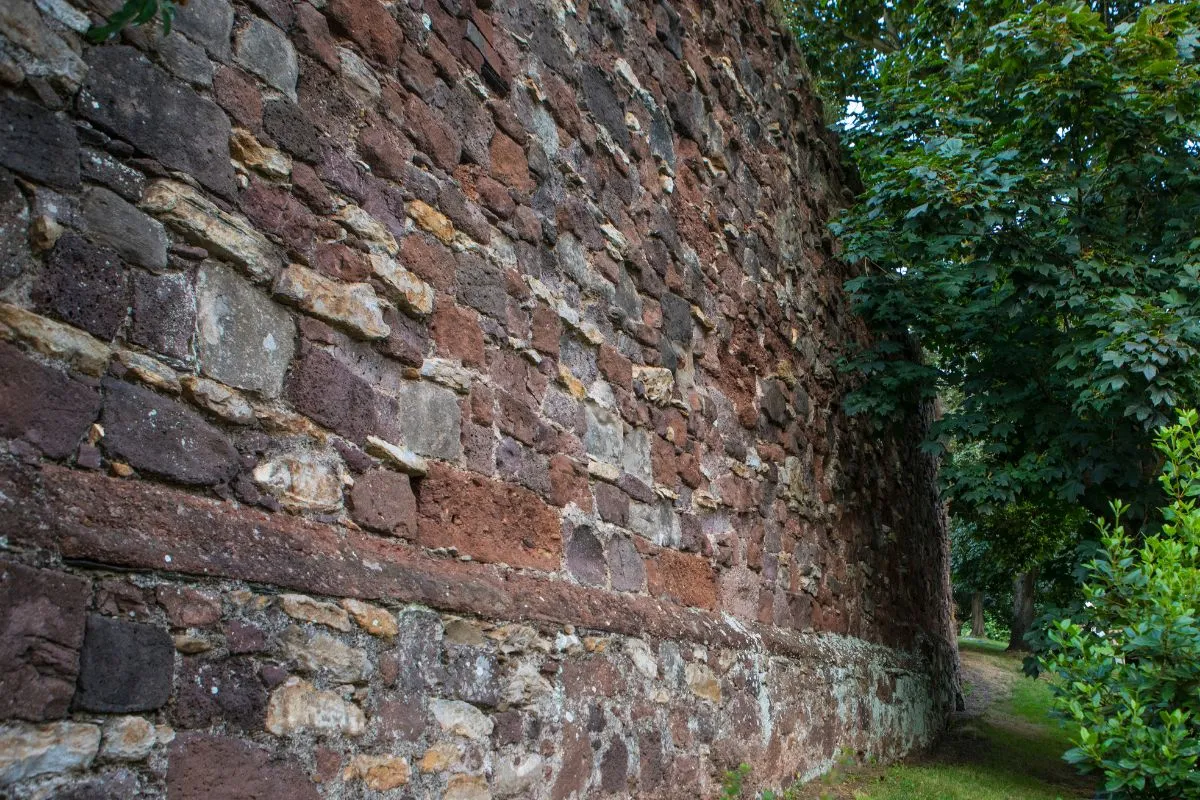 Ein erhaltener Abschnitt der römischen Stadtmauer von Exeter