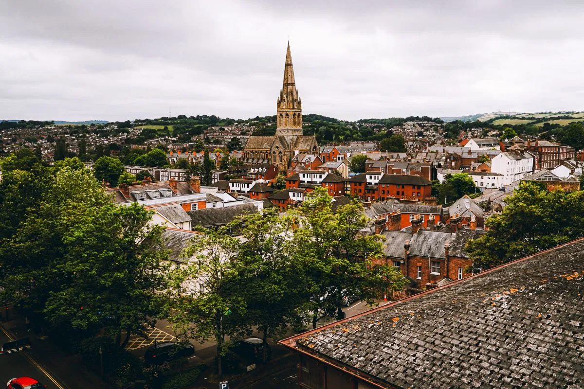 Blick über die Dächer von Exeter auf die Türme der Kathedrale