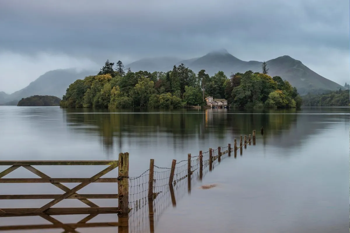 Der See Derwentwater im Lake District vor bewaldeten Hängen