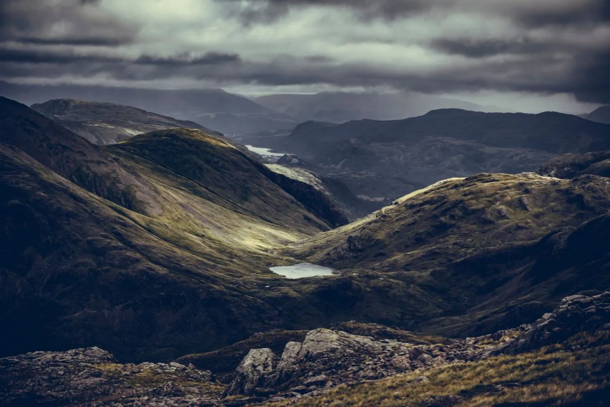 Wolken über dem Scafell Pike im Lake District