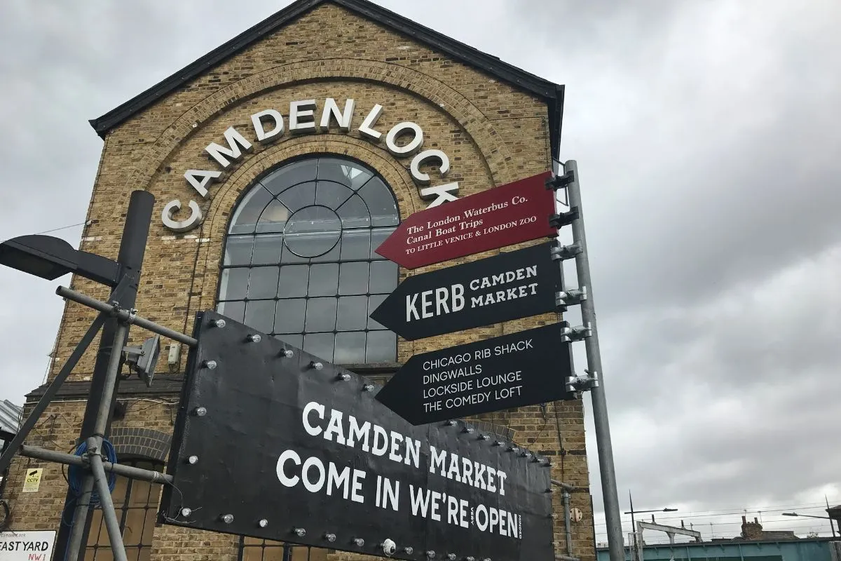 Camden Lock Market in London mit Marktständen am Kanal