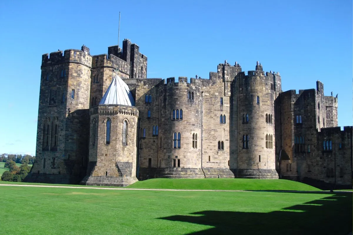 Der Innenhof von Alnwick Castle in Northumberland, im Film der Ort der ersten Flugstunde