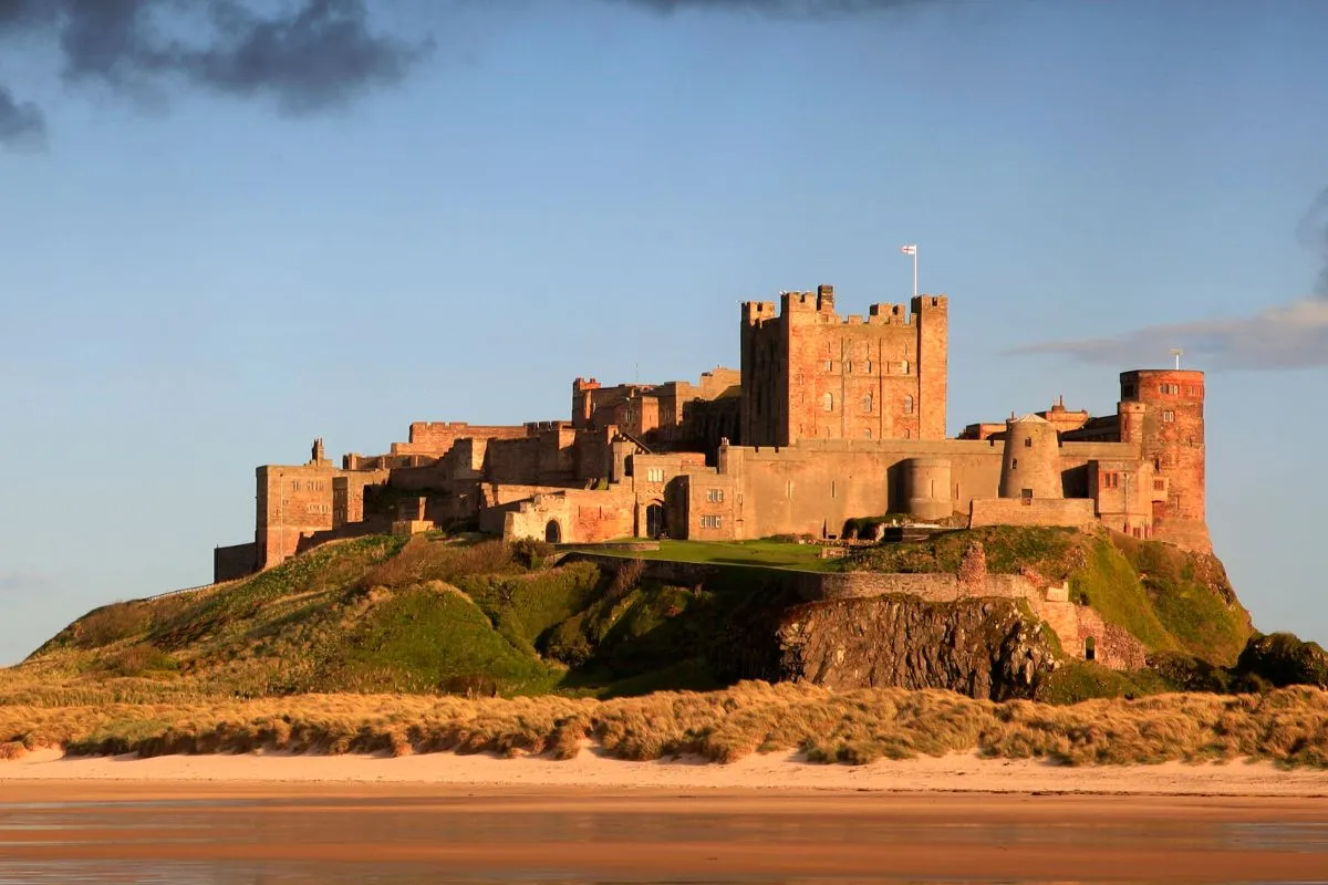Der weite Strand unterhalb von Bamburgh Castle in Northumberland
