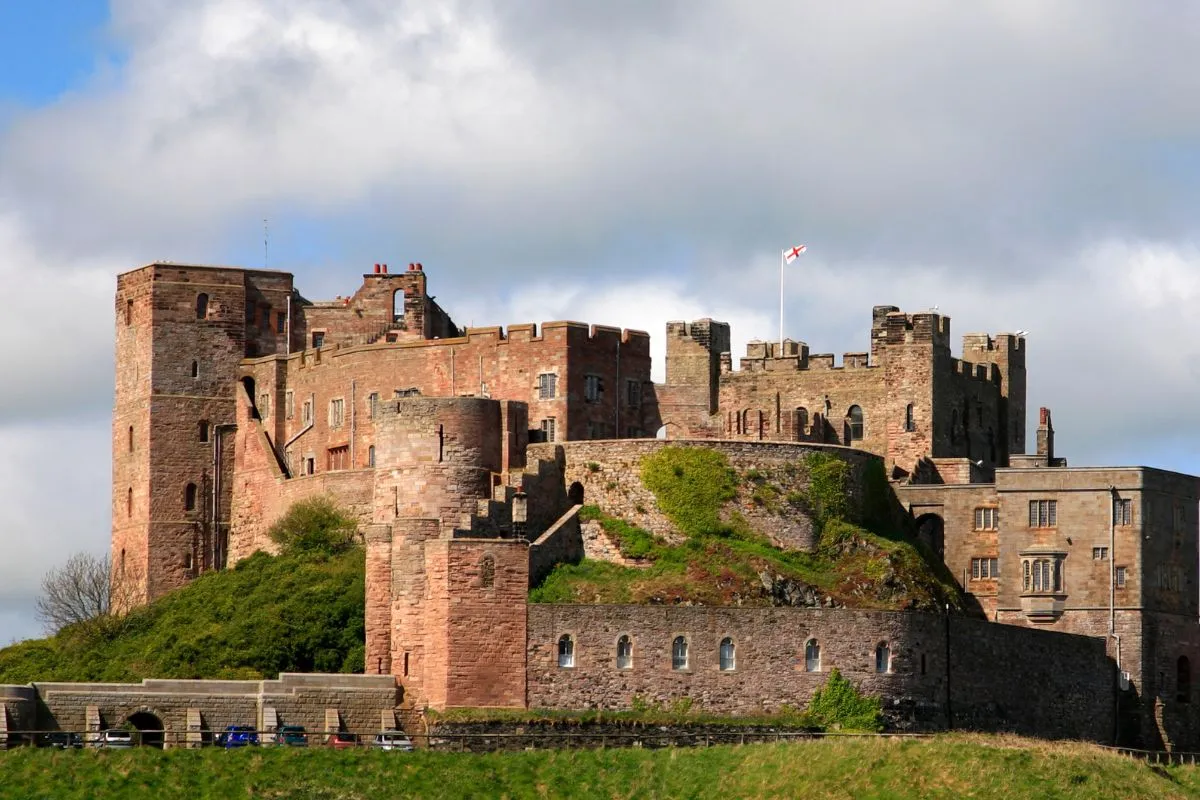 Bamburgh Castle in Northumberland über dem Strand