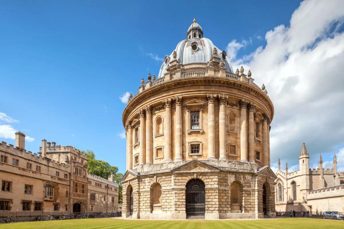 Die Radcliffe Camera in Oxford, ein runder Bibliotheksbau aus dem 18. Jahrhundert