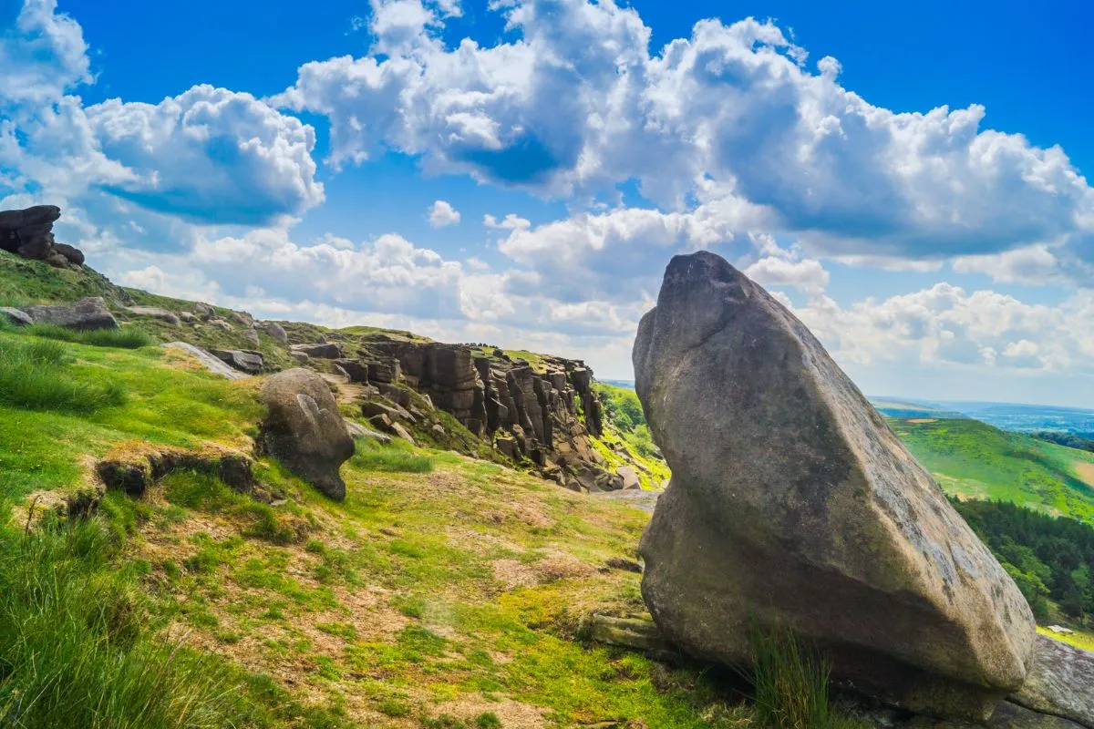 Die Felskante Stanage Edge im Peak District über dem Hope Valley