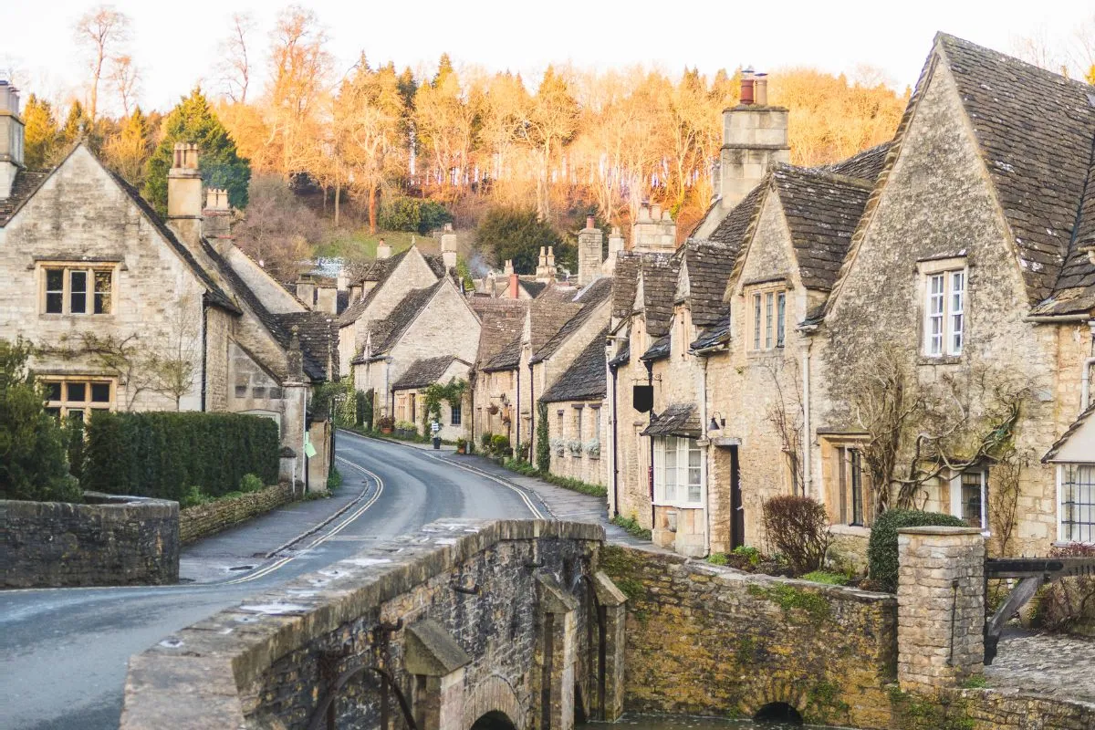 Die Dorfstraße von Castle Combe in den Cotswolds