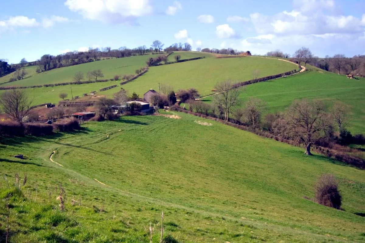 Blick über die Hügel vom Cotswold Way in Südengland