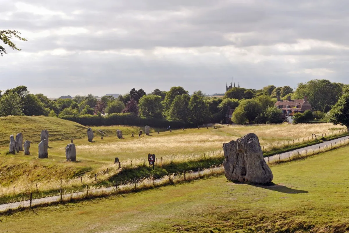 Die Steine von Avebury, zwischen denen ein Weg hindurchführt