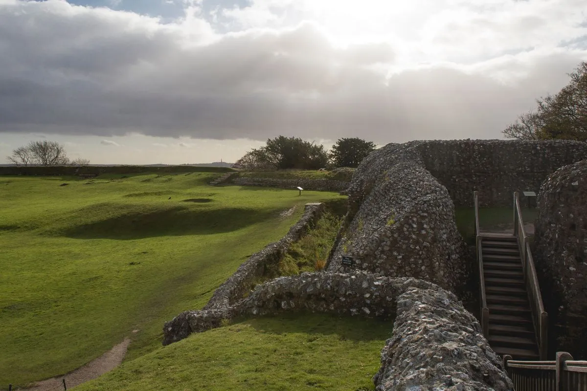 Der Erdwall der aufgegebenen Stadt Old Sarum über der Ebene