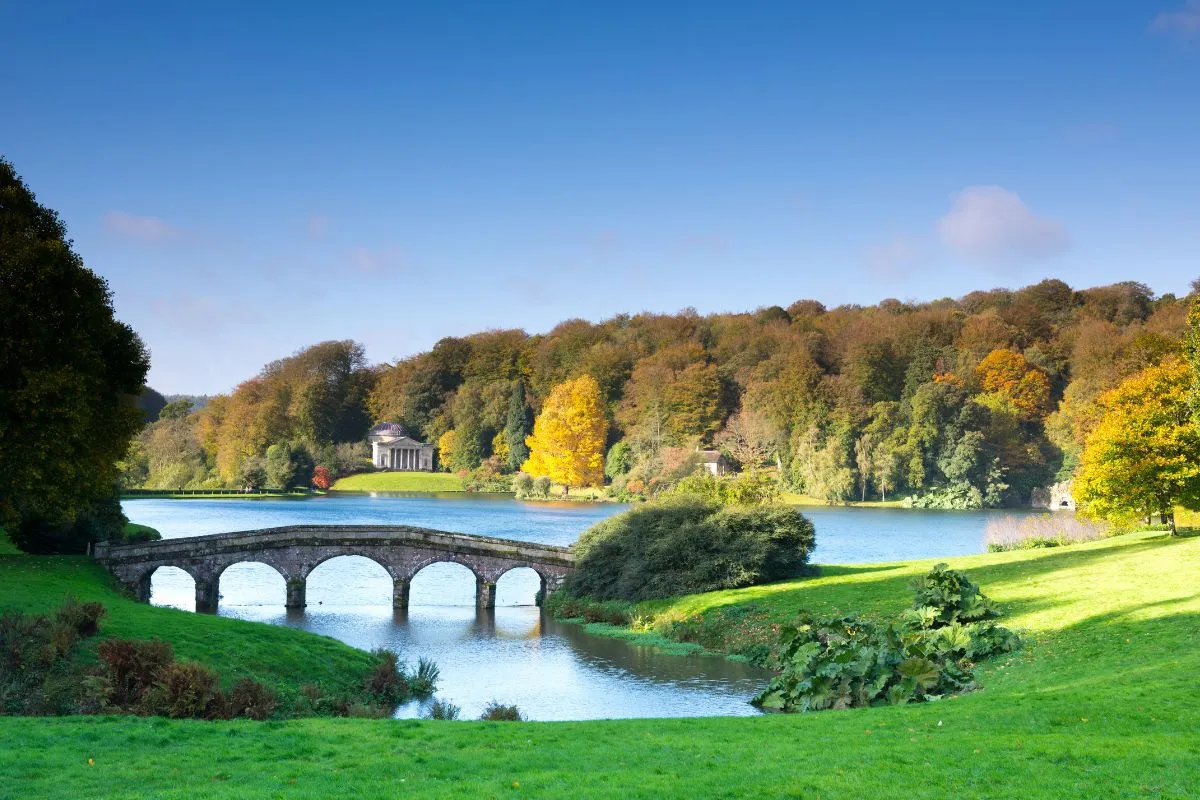 Der Landschaftsgarten von Stourhead mit See und Palladiobrücke