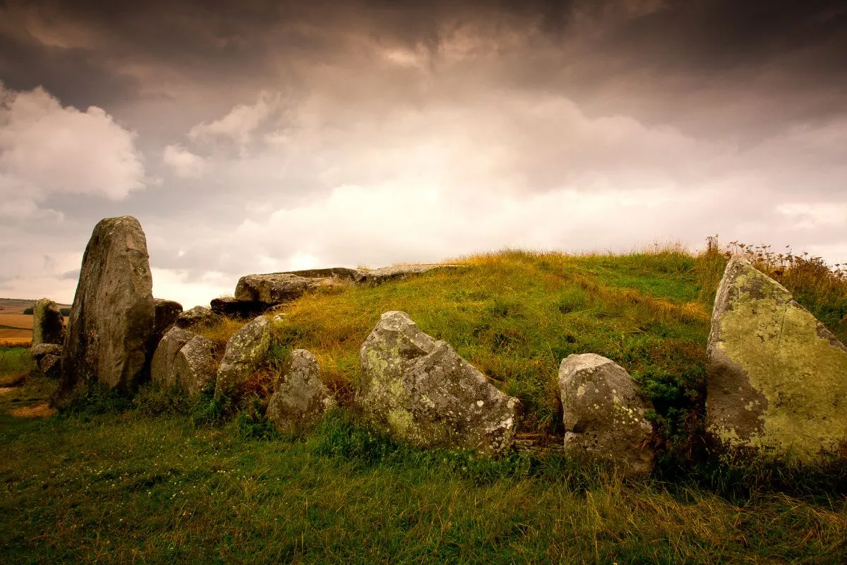 Der Eingang des jungsteinzeitlichen Grabhügels West Kennet Long Barrow