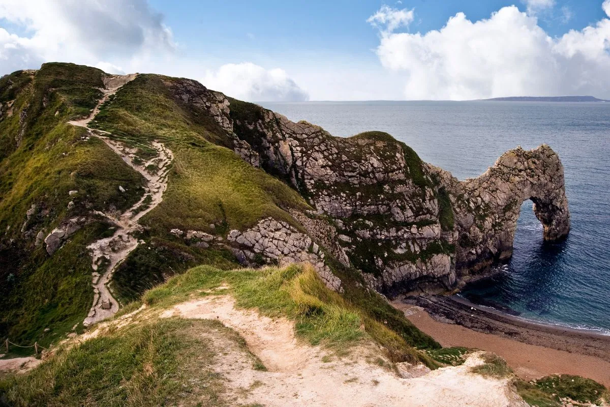 Der Felsbogen Durdle Door an der Jurassic Coast in Dorset
