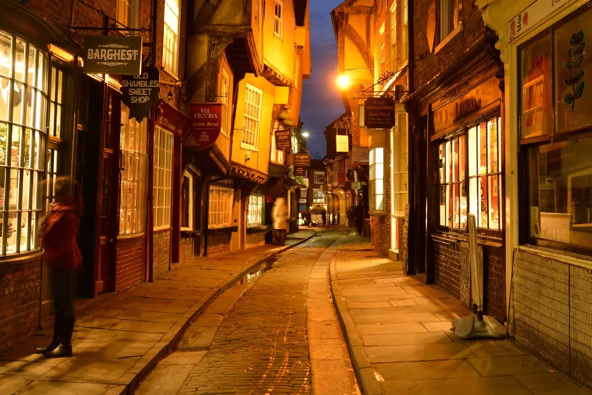 Die Gasse The Shambles in York mit Fachwerkhäusern